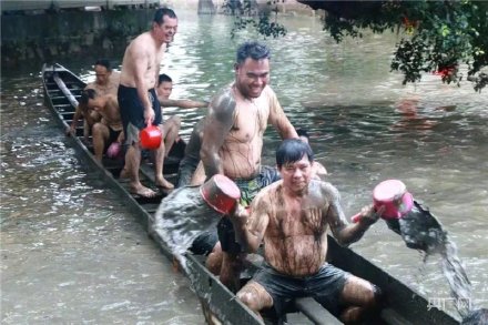場面震撼！中國龍舟之鄉(xiāng)順德舉行起龍儀式