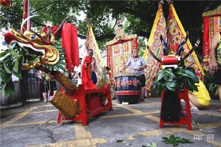 場面震撼！中國龍舟之鄉(xiāng)順德舉行起龍儀式