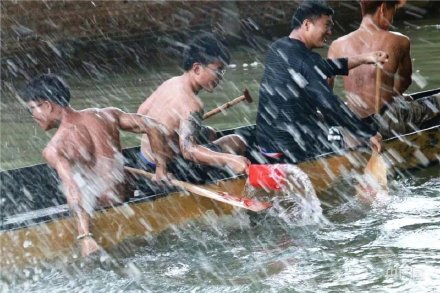 場面震撼！中國龍舟之鄉(xiāng)順德舉行起龍儀式