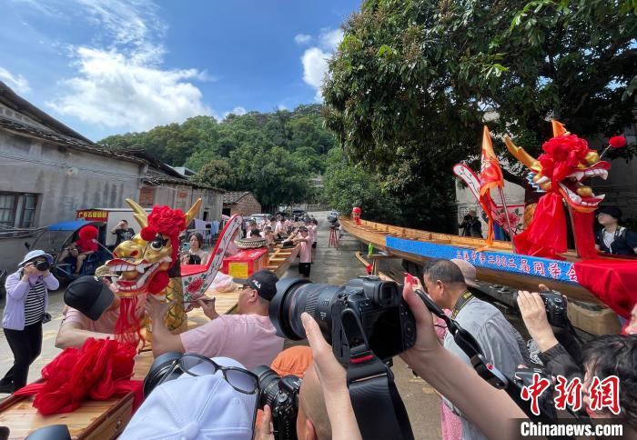 圖為5月29日，長樂江田鎮(zhèn)村民為即將入水的新龍舟安裝龍頭?！埍?攝