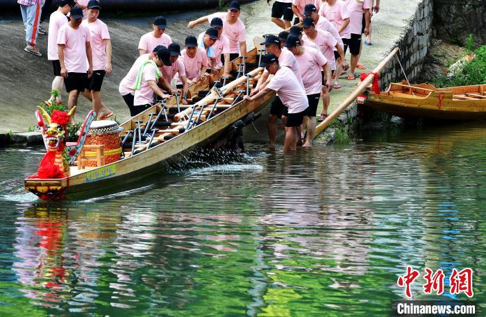 圖為5月29日，長樂江田鎮(zhèn)村民們齊力推新龍舟下水?！埍?攝