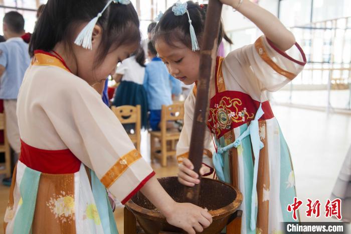 圖為小朋友們參加“將樂(lè)擂茶”制作?！《^生 攝