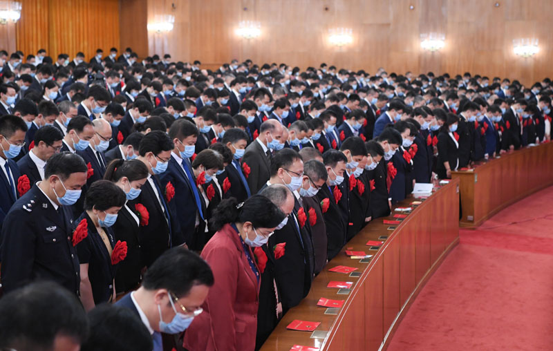 2020年9月8日上午，全國(guó)抗擊新冠肺炎疫情表彰大會(huì)在北京人民大會(huì)堂隆重舉行。這是全場(chǎng)肅立，向新冠肺炎疫情犧牲烈士和逝世同胞默哀。