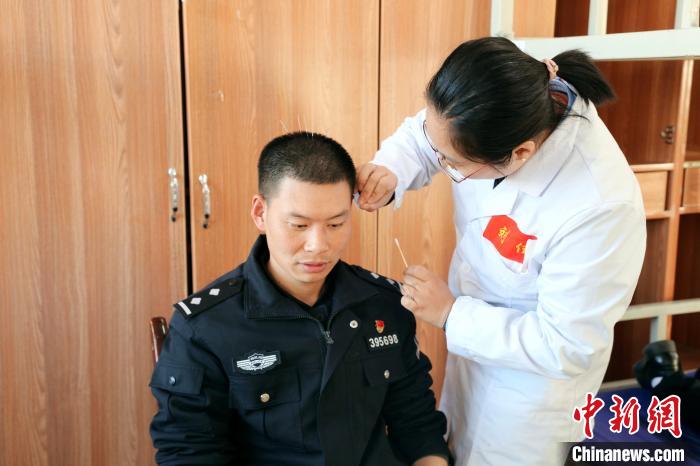 圖為專家現(xiàn)場問診?！「駸?攝