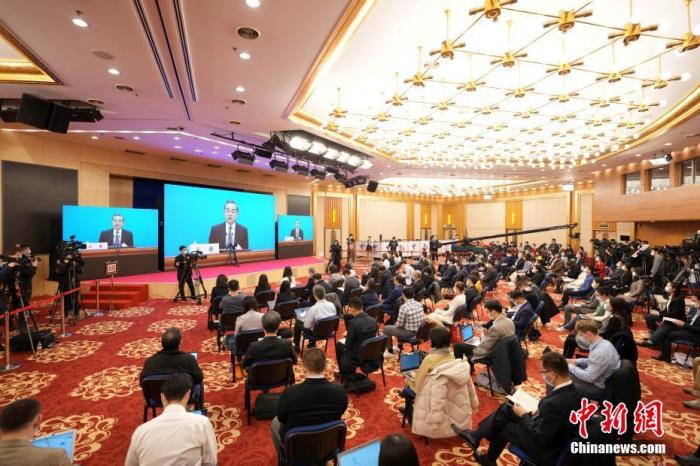 圖為記者在梅地亞中心多功能廳采訪。<a target='_blank' ><p  align=