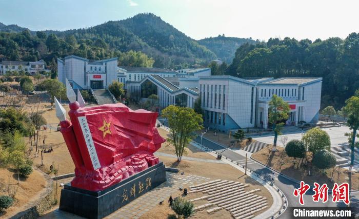 文家市鎮(zhèn)秋收廣場?！钊A峰 攝