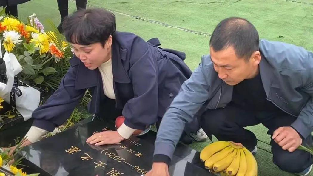 悼念戍邊烈士王焯冉：全國各地近五萬人自發(fā)獻花祭英烈，奶奶仍在等孫子回家