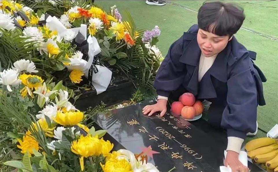 悼念戍邊烈士王焯冉：全國各地近五萬人自發(fā)獻花祭英烈，奶奶仍在等孫子回家