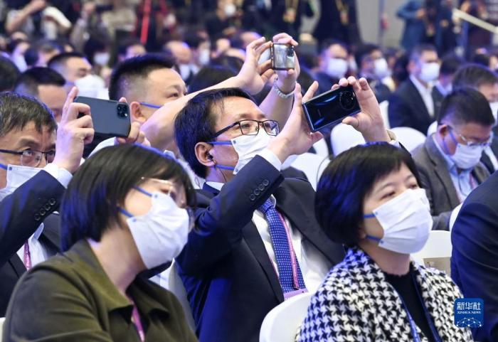 11月9日，參會(huì)者在開幕式現(xiàn)場拍照。當(dāng)日，2022年世界互聯(lián)網(wǎng)大會(huì)烏鎮(zhèn)峰會(huì)在浙江烏鎮(zhèn)開幕。新華社記者 李賀 攝