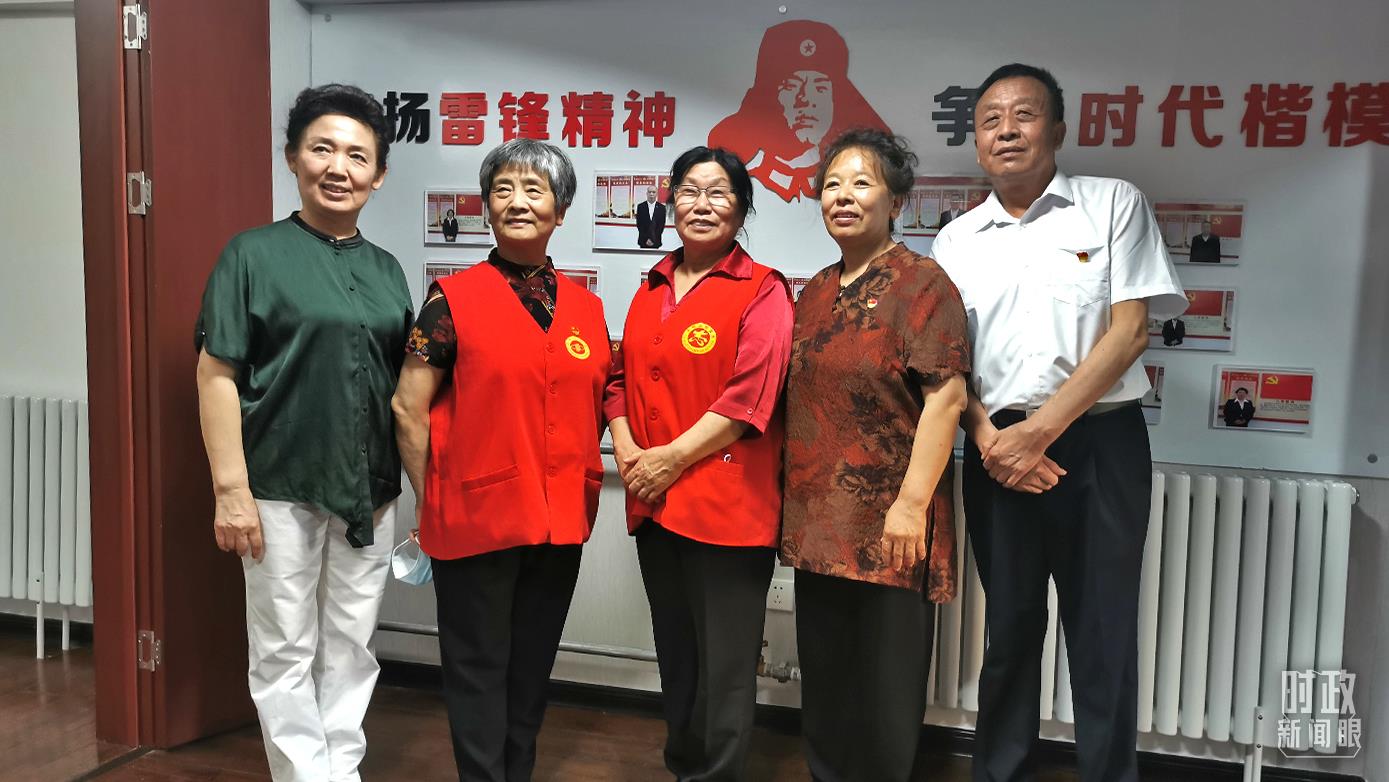 2021年8月，習(xí)近平到承德濱河社區(qū)居家養(yǎng)老服務(wù)中心調(diào)研。這是服務(wù)中心的志愿者代表。（總臺(tái)央視記者覃思拍攝）