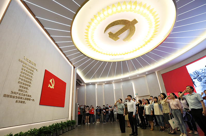 2021年6月3日，黨員在上海中共一大紀(jì)念館重溫入黨誓詞。