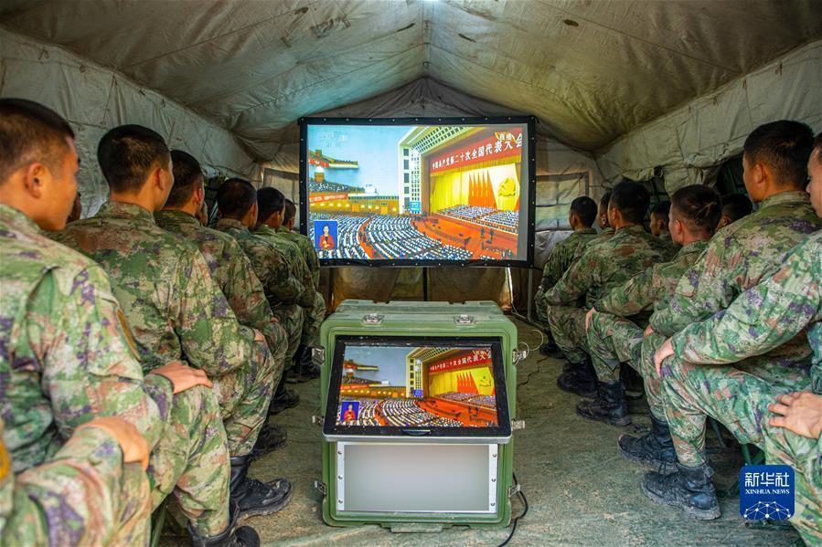 (二十大時光·圖文互動)(7)為如期實現(xiàn)建軍一百年奮斗目標(biāo)砥礪奮進(jìn)——全軍官兵認(rèn)真收聽收看黨的二十大開幕會并展開學(xué)習(xí)討論