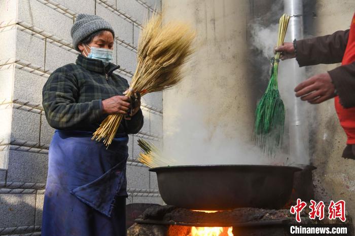 圖為拉薩手藝人制作年貨“羅薩梅朵”。　貢嘎來松 攝