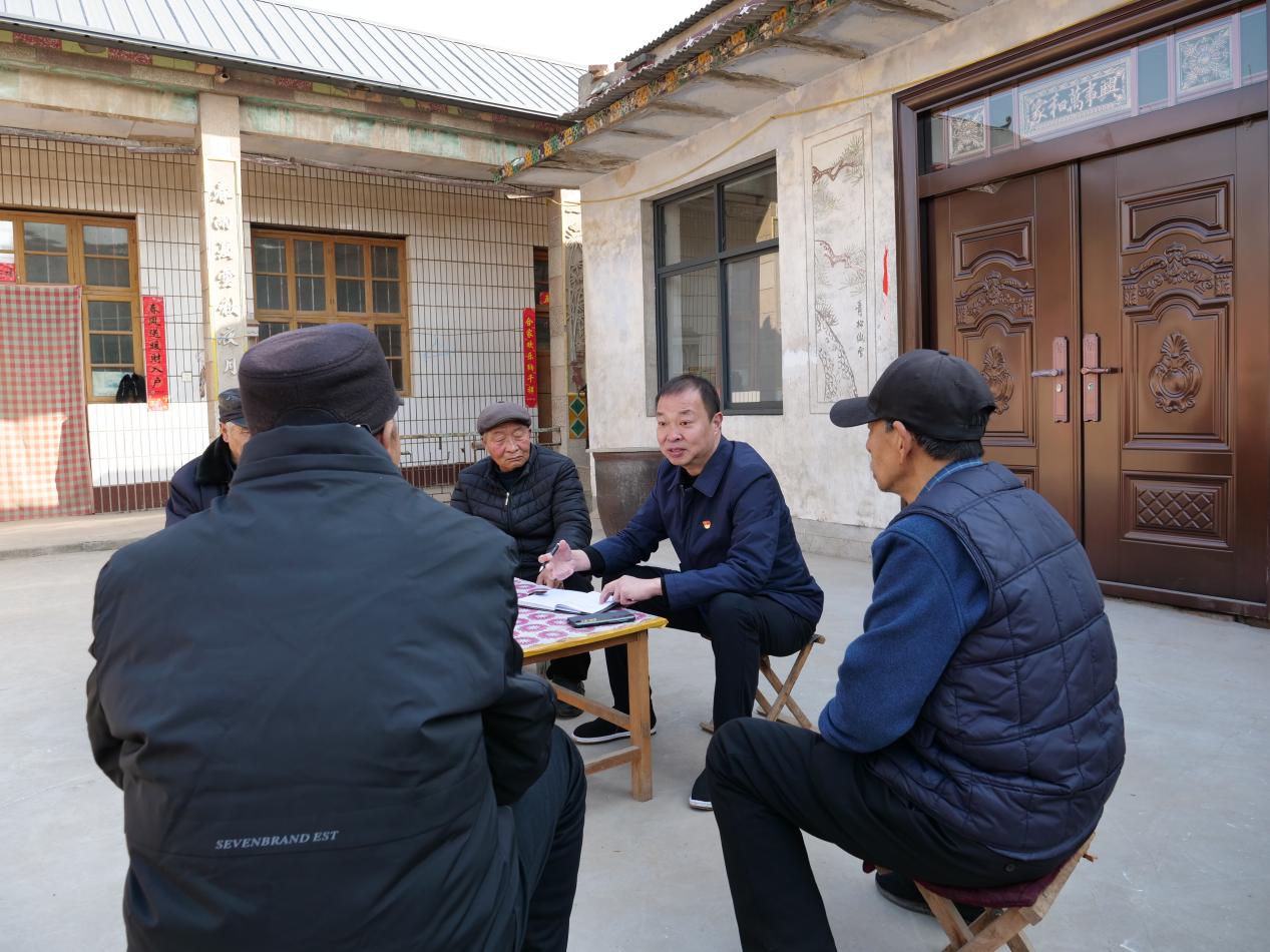 2023年全國兩會前夕，全國人大代表、廣平縣后南陽堡村黨支部書記王建廣和村民座談。（受訪者供圖）