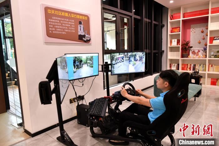 圖為福州中天社區(qū)工作人員正在利用5G技術(shù)，遠(yuǎn)程操控機(jī)器人巡視社區(qū)?！蚊?攝