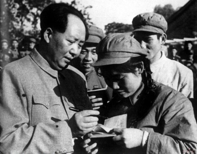 1952年，毛澤東為志愿軍歸國代表團文藝戰(zhàn)士代表謝秀民簽名留念。