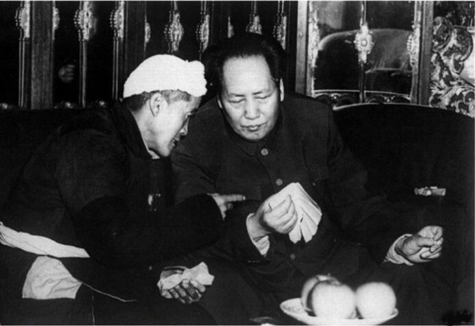 1952年，毛澤東與陜甘寧邊區(qū)勞動(dòng)模范楊步浩親切交談。