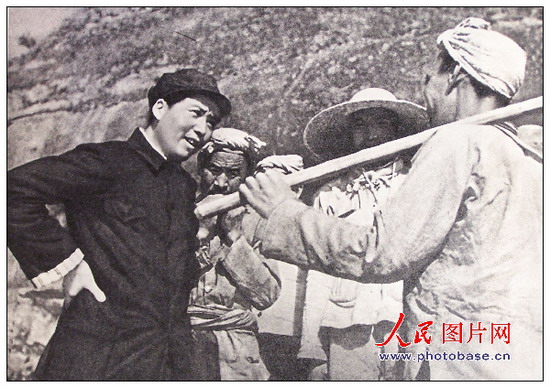 1939年，毛澤東同志在延安和楊家?guī)X農(nóng)民親切談話。
