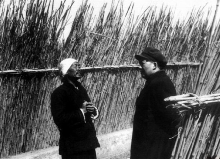 1952年，毛主席在北京近郊訪問農(nóng)民。