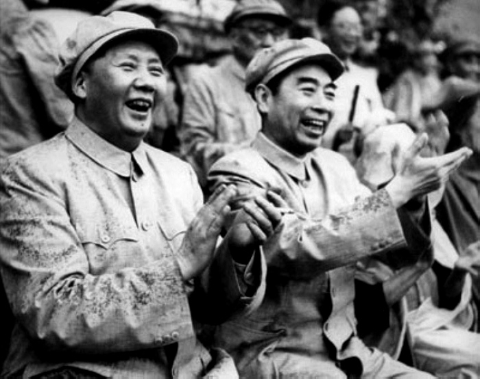 1952年，毛主席在北京與周總理冒雨觀看解放軍體育比賽。