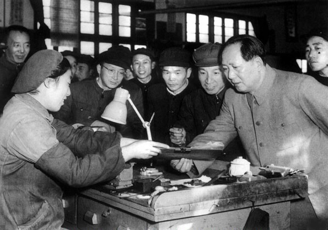 1956年，毛澤東視察南京無線電廠。