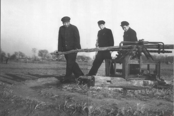1954年，毛澤東在順義縣農(nóng)村視察。