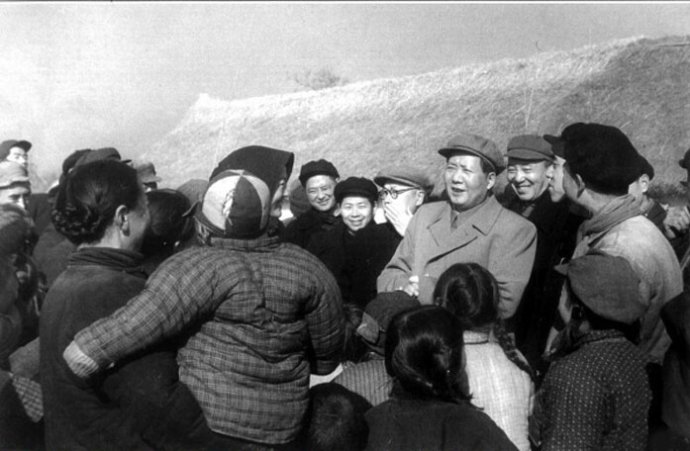 1955年，毛澤東在南京郊區(qū)饒辰鄉(xiāng)十月農(nóng)業(yè)合作社和群眾交談。