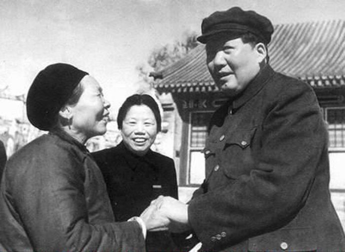 1954年，毛澤東接見抗美援朝英雄黃繼光的母親鄧芳芝。