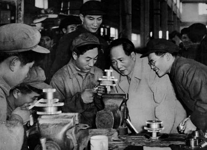 1956年，毛主席在天津視察工廠。