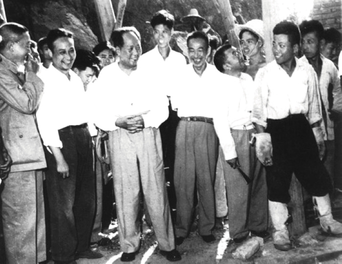 1958年，毛主席在湖北視察武昌第一紗廠(現(xiàn)武漢國(guó)棉六廠)。