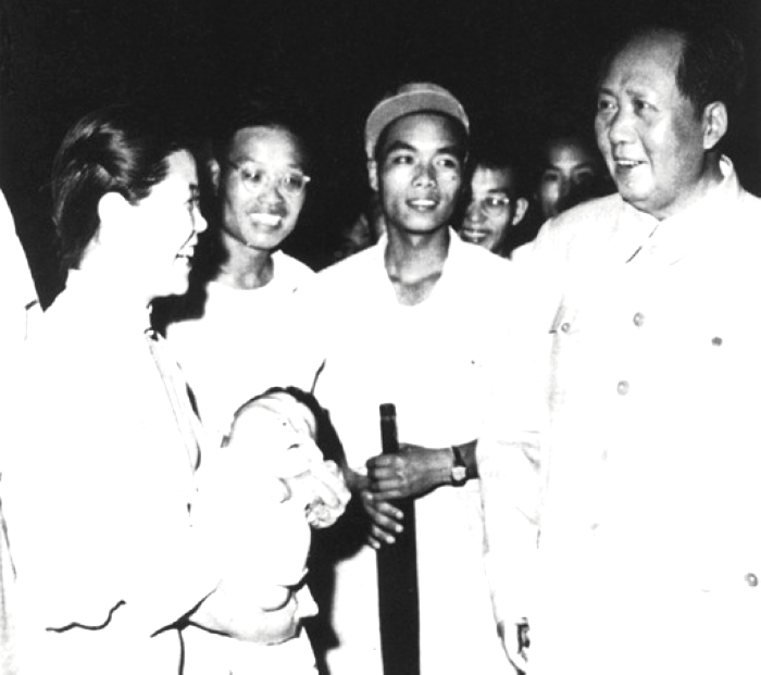 1957年，毛主席在湖北武漢長(zhǎng)江大橋上與群眾交談。