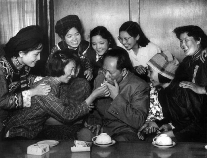 1957年，毛澤東和中國(guó)新民主主義青年團(tuán)第三次全國(guó)代表大會(huì)的“三大”代表在一起。攝影：洪克