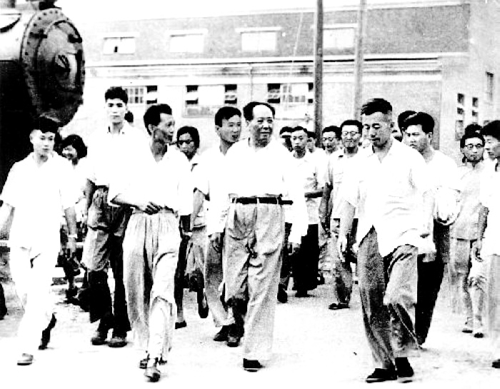 1958年，毛主席在湖北視察武漢重型機(jī)床廠。