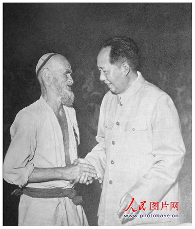 1958年，毛澤東和維吾爾族老人庫(kù)爾班·吐魯木親切握手。
