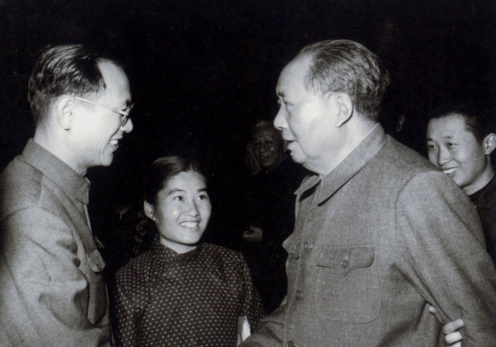 1965年，毛主席在北京與生物化學(xué)家彭加木親切握手交談。攝影：錢嗣杰