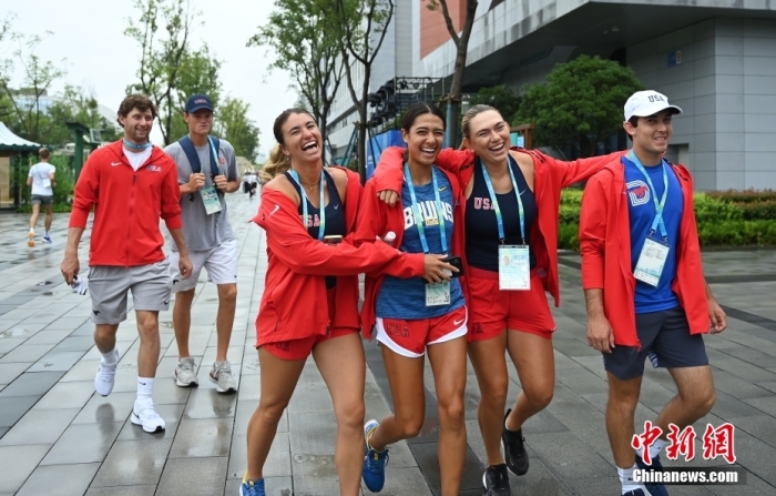 美國運動員在村內(nèi)開心漫步。<a target='_blank' href='/'><p  align=