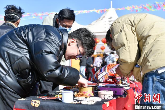 圖為展銷會(huì)現(xiàn)場(chǎng)。　貢嘎來(lái)松 攝